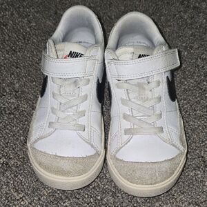 Nike White Sneakers Classic Minimalist Design